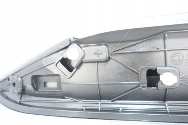 Skoda Superb III Linke Hintertürleiste OEM 3V0853595A image 7