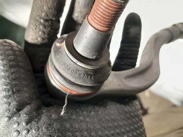 Audi A4 B9 Ohjausvarsi Pää OEM 025060304012 image 3
