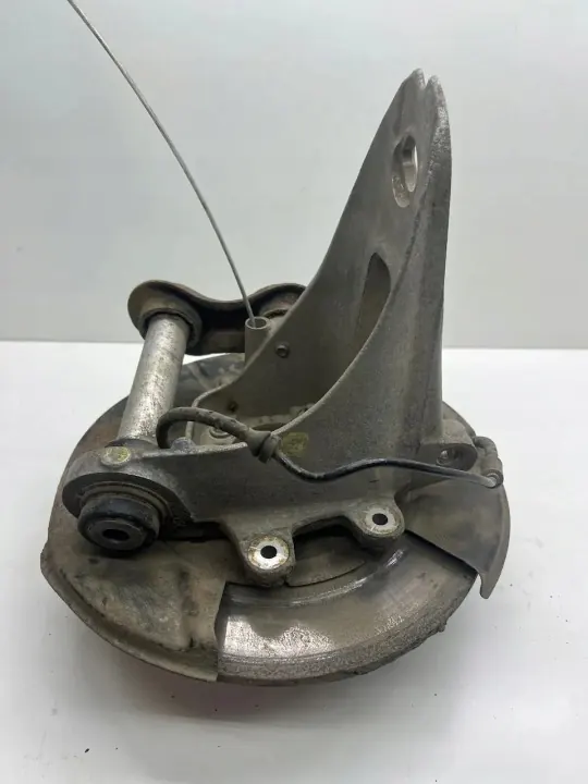 BMW Taka-oikea pyörännavetta OEM 33321095240 - Käytetty image 2