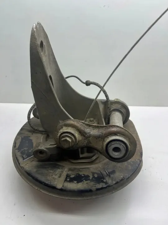 BMW Taka-oikea pyörännavetta OEM 33321095240 - Käytetty image 3