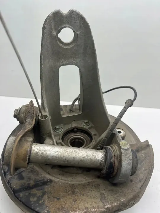 BMW Taka-oikea pyörännavetta OEM 33321095240 - Käytetty image 4