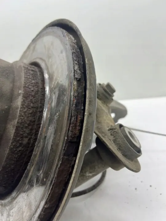 BMW Taka-oikea pyörännavetta OEM 33321095240 - Käytetty image 6