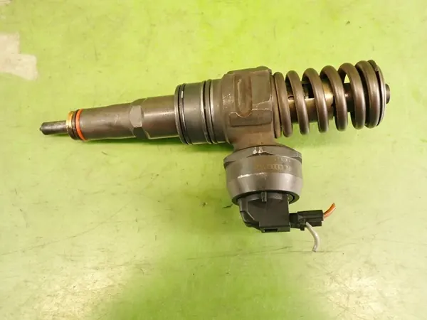 Inyector OEM 038130073AJ para VW Golf 5 2.0 TDI image 2