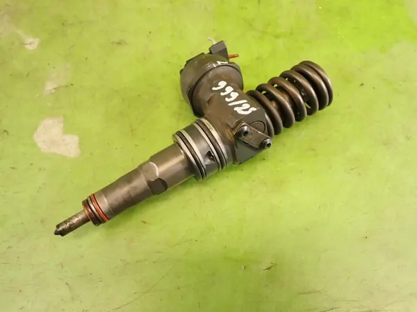 Inyector OEM 038130073AJ para VW Golf 5 2.0 TDI image 3