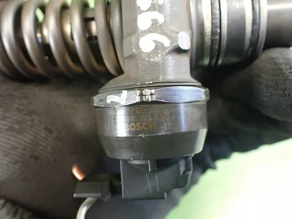 Inyector OEM 038130073AJ para VW Golf 5 2.0 TDI image 8
