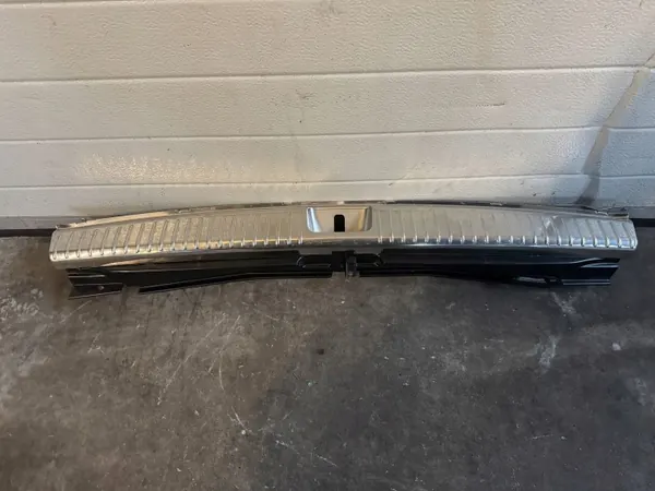 Mercedes-Benz C W205 Kofferruimtegordelafdekking OEM A2056900505 image 2
