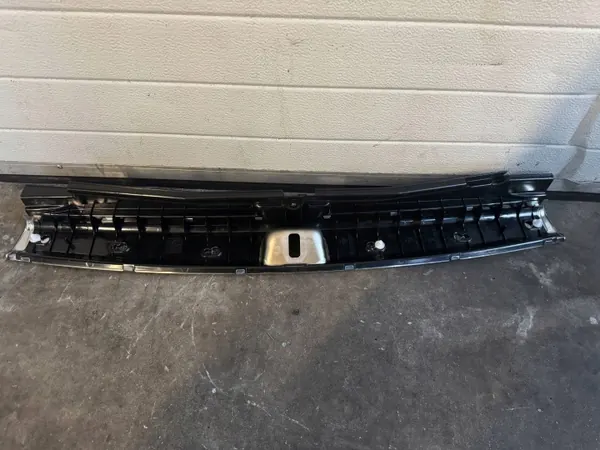 Mercedes-Benz C W205 Kofferruimtegordelafdekking OEM A2056900505 image 3