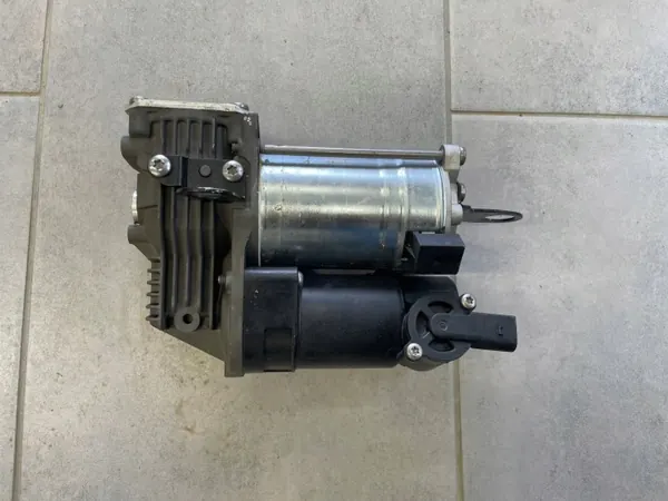 Mercedes Airmatic Vering Compressor OEM W2213201704 image 2