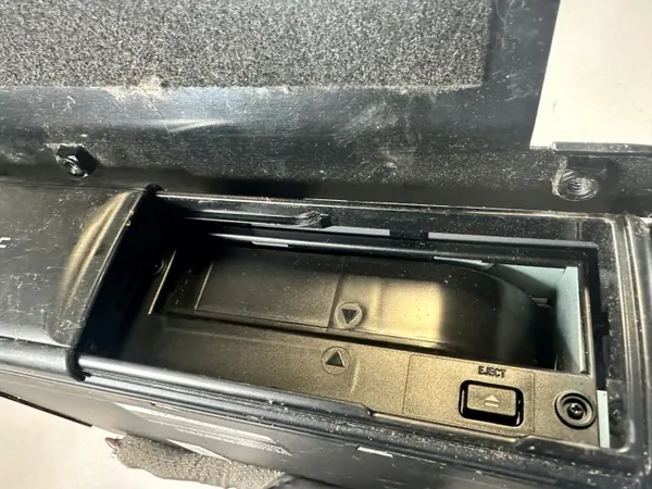 Cambiador CD Volkswagen usado OEM T5 7H image 4