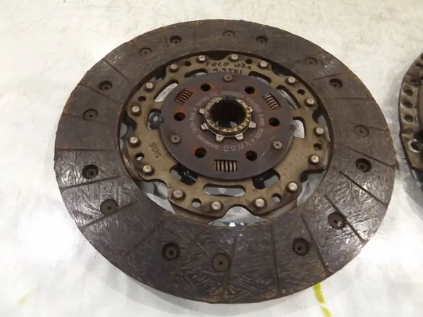 Disque d'embrayage Volkswagen Polo IV 9N 038141025R image 2