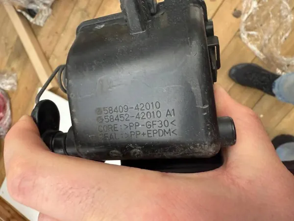 Trappe à carburant Toyota RAV4 Plug-in OEM 5840942010 image 3