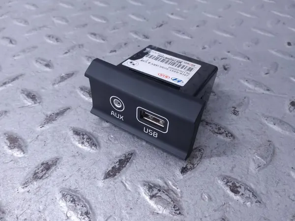 Prise USB Kia Ceed d'occasion OEM 96120C0000 image 2