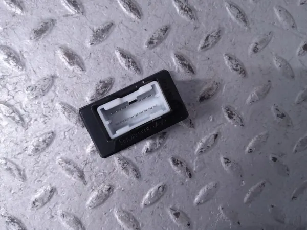 Prise USB Kia Ceed d'occasion OEM 96120C0000 image 3