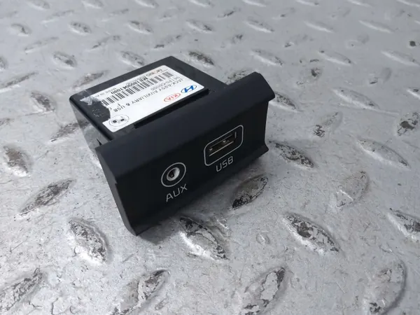 Prise USB Kia Ceed d'occasion OEM 96120C0000 image 4