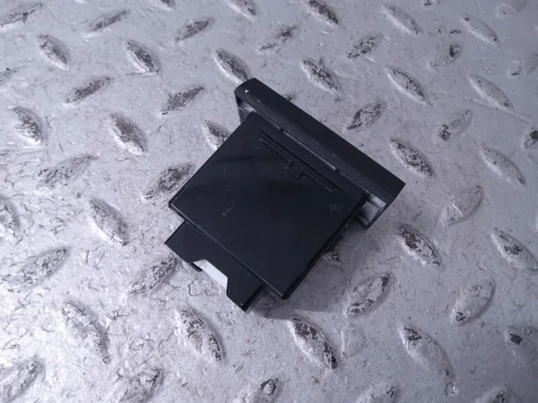 Prise USB Kia Ceed d'occasion OEM 96120C0000 image 5