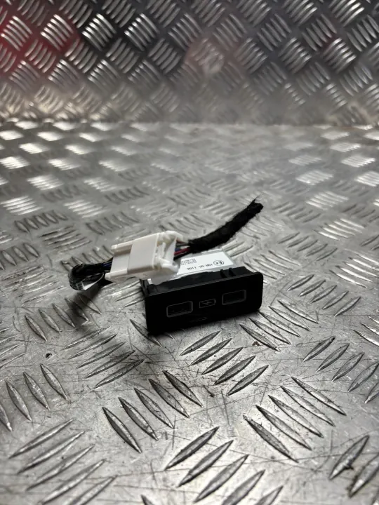 USB-pistorasia OEM 8A350-T20-A010-M1 Honda Civic XI:lle image 2