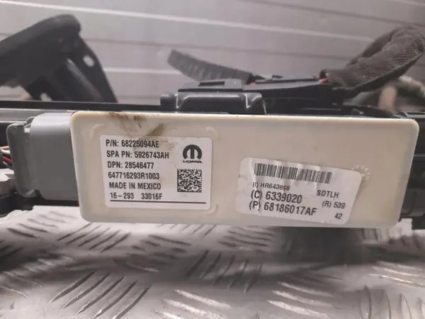 Guia de Porta Chrysler Pacifica OEM 68186017AFA image 6