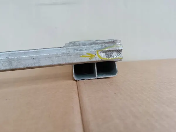 Volvo XC60 II 2016+ Alempi Etupalkki OEM 32246765 image 8