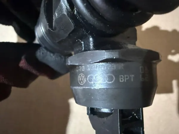 Injetor 070131073R VW T5 2.5 TDi image 2