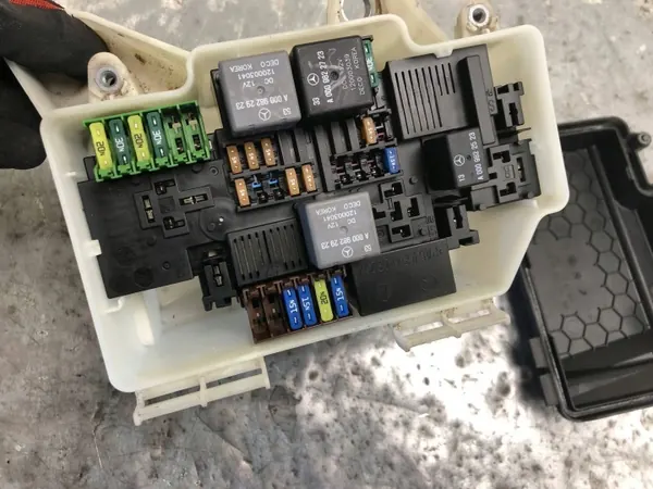 Käytetty sulakekotelo OEM A2055400082 Mercedes W205:lle image 3