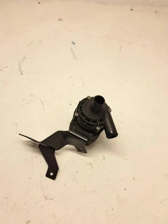Mercedes Wasserpumpenhalterung OEM A2535011100 - Gebraucht image 3