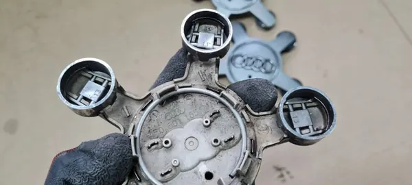 Enjoliveur Audi OEM 4F0601165N - État d'occasion image 6