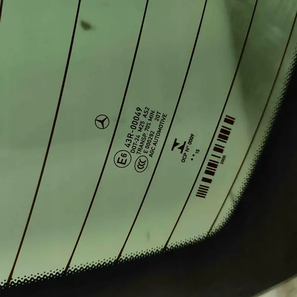Luna trasera Mercedes-Benz OEM A2076702000 - Usada image 3