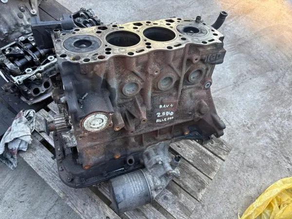 Toyota RAV4 II Moottorilohko Alaosa 2.0 D4D OEM image 2