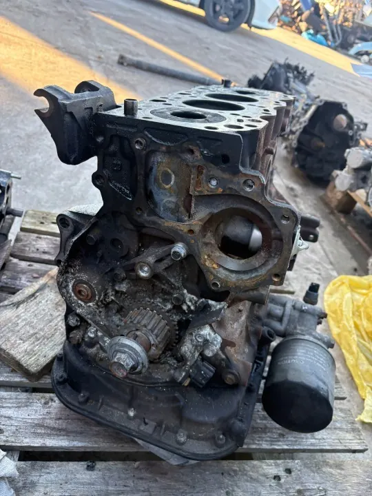 Toyota RAV4 II Moottorilohko Alaosa 2.0 D4D OEM image 4