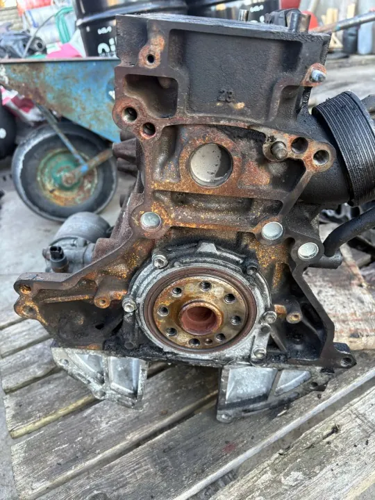 Toyota RAV4 II Moottorilohko Alaosa 2.0 D4D OEM image 5