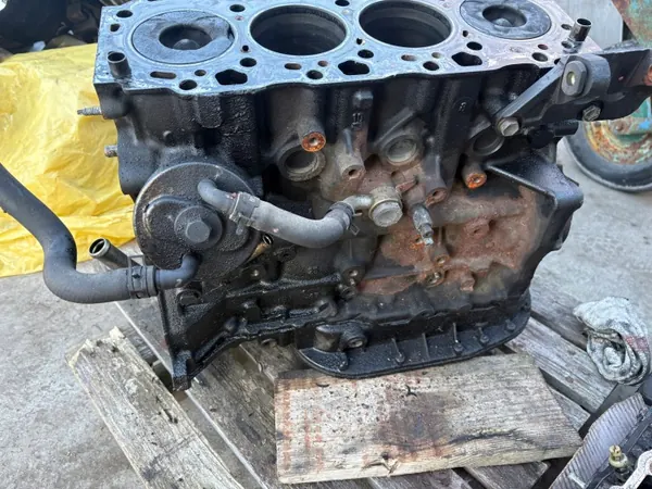 Toyota RAV4 II Moottorilohko Alaosa 2.0 D4D OEM image 6