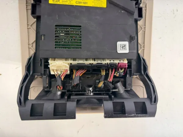 SSK1028 OEM Ohjaamon Katkovalo Etu BMW F10:lle image 6