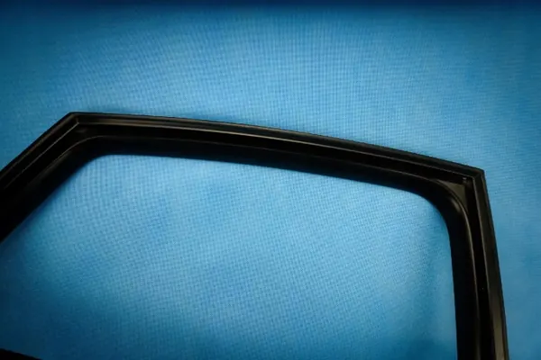 Moldura janela porta direita traseira OEM 4F5839630F Audi A6 image 3