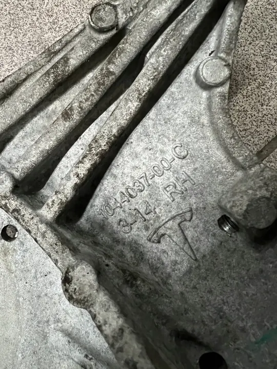 TESLA MODEL Y 20- Iskunvaimentimen Kiinnike Etu Oikea OEM 104437-00-C image 3