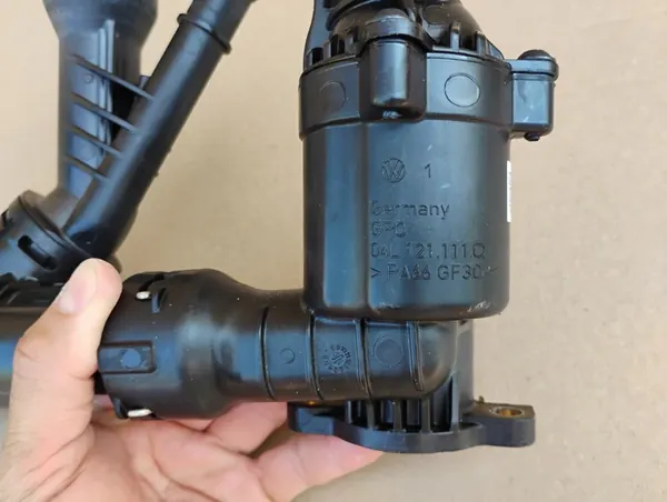 VW GOLF VII Carcasa de Termostato 04L121111Q image 2