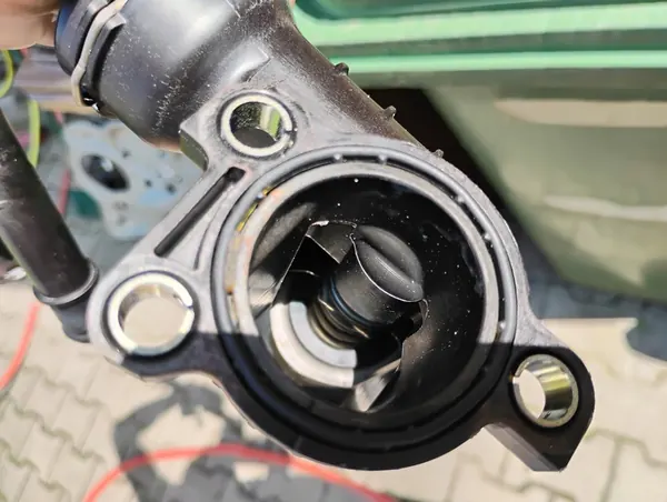 VW GOLF VII Carcasa de Termostato 04L121111Q image 4