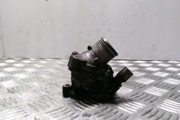 Carcasa de termostato VOLVO S80 II 2.4L Diesel 2008 OEM 30650022 image 3