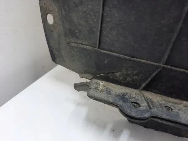 KIA OEM 86814-J7700C oikea etulokasuoja käytetty image 4