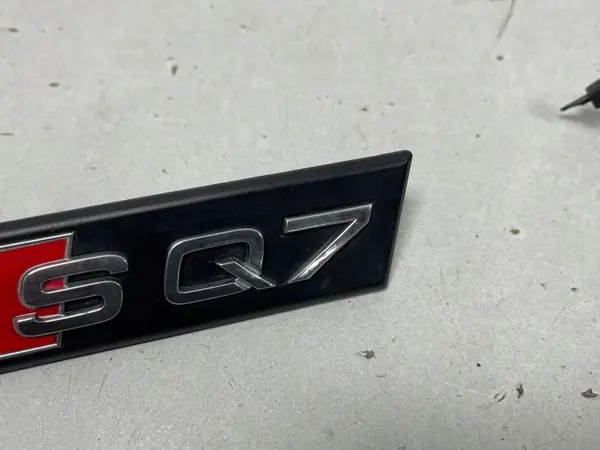 AUDI Q7 4M SQ7 Emblem Grill 4M0853748B2ZZ image 3