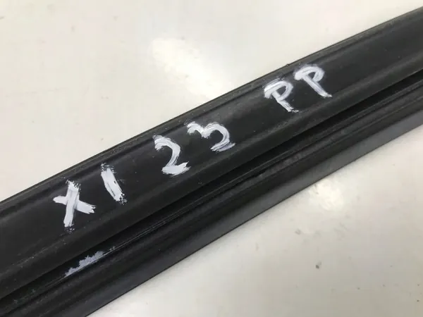 Fönstertätning BMW X1 U11 2023 OEM 9451540 Höger fram image 4