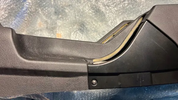 BMW E39 Keskikonsoli Tunnelisuojus Musta Verhoilu image 8