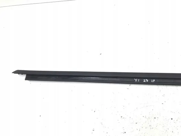 BMW X1 U11 2023 Buitendeurstrip Links Voor OEM 9451521 image 3