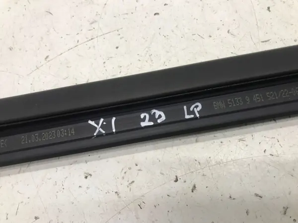 BMW X1 U11 2023 Buitendeurstrip Links Voor OEM 9451521 image 4