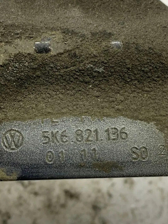 Höger fram skärm fäste VW Golf VI (2008-2013) 5K6821136 image 3