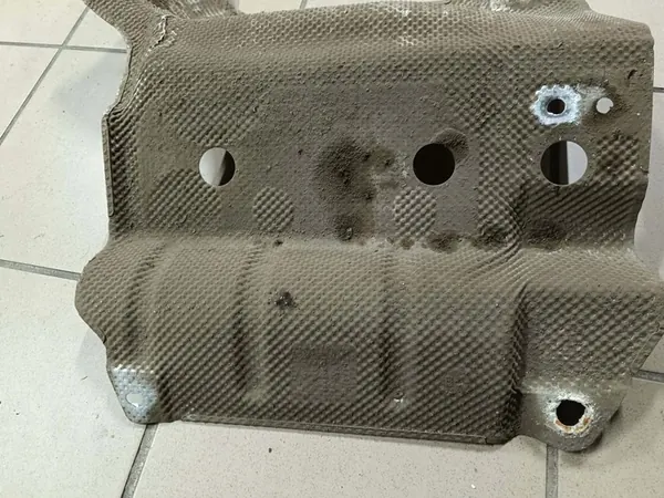 Protetor térmico de escape Audi A4 B8 image 2