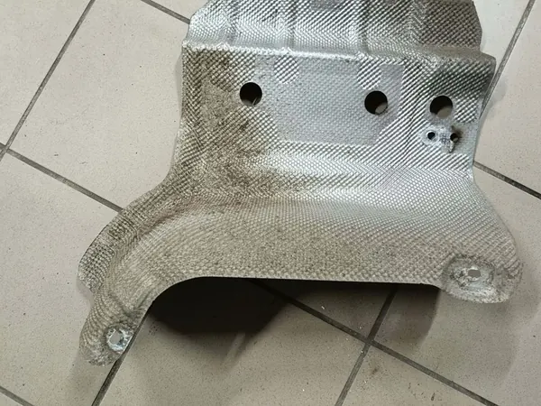 Protetor térmico de escape Audi A4 B8 image 4