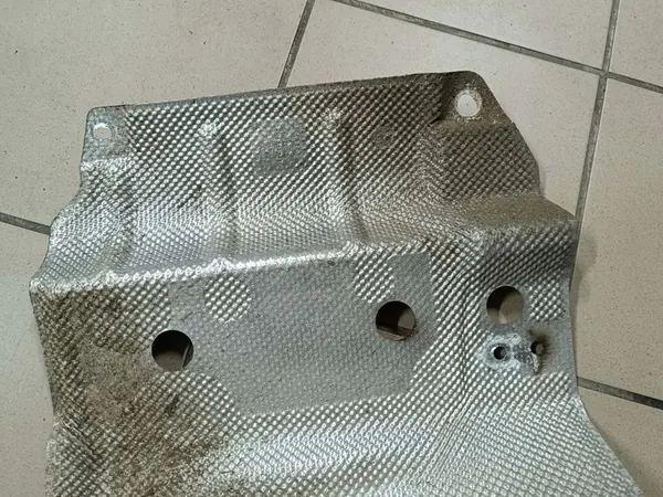 Protetor térmico de escape Audi A4 B8 image 5