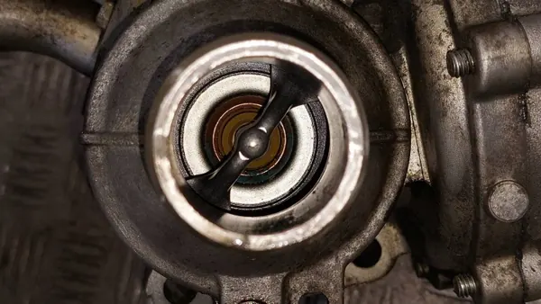 Pompe à eau & tuyaux OEM pour Volvo XC90 I 4.4 V8 image 10