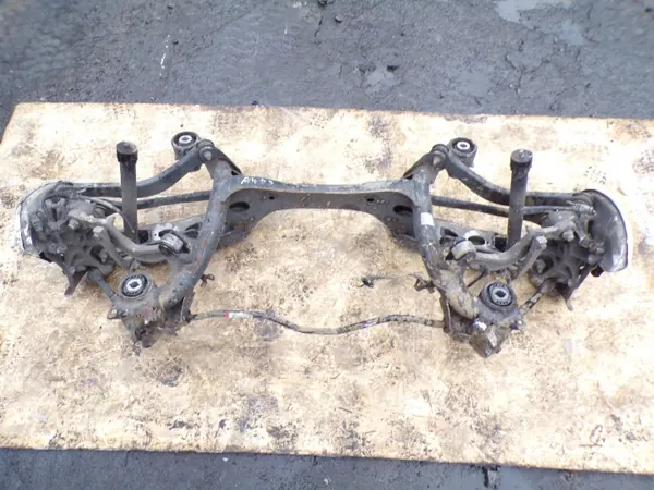 Traverse arrière Audi A4 B9 OEM - Ensemble complet image 2