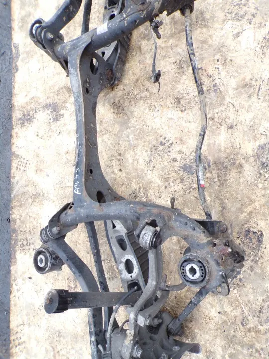 Traverse arrière Audi A4 B9 OEM - Ensemble complet image 3